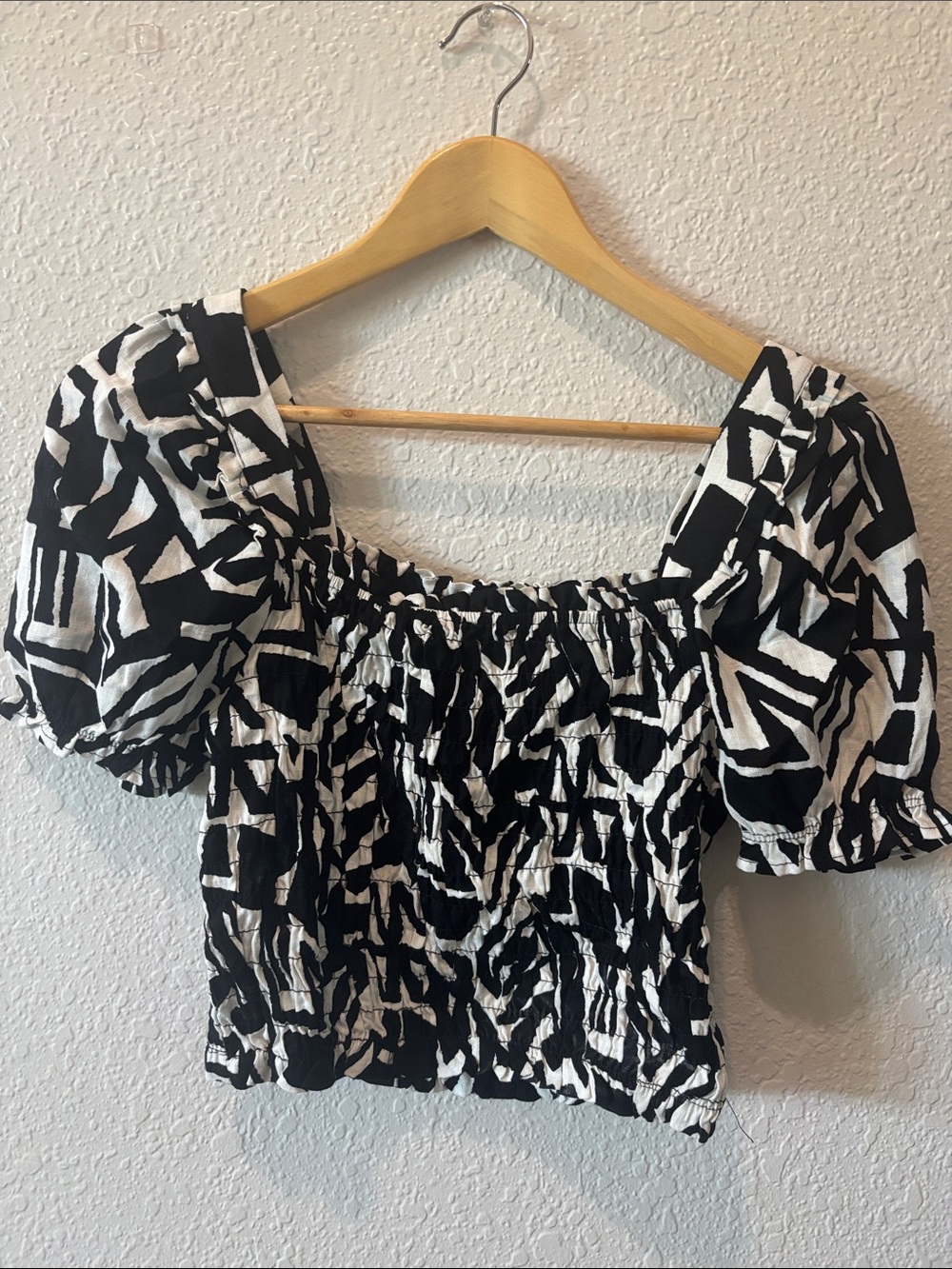 Monteau Black & White Smocked Puff Sleeve Crop Top